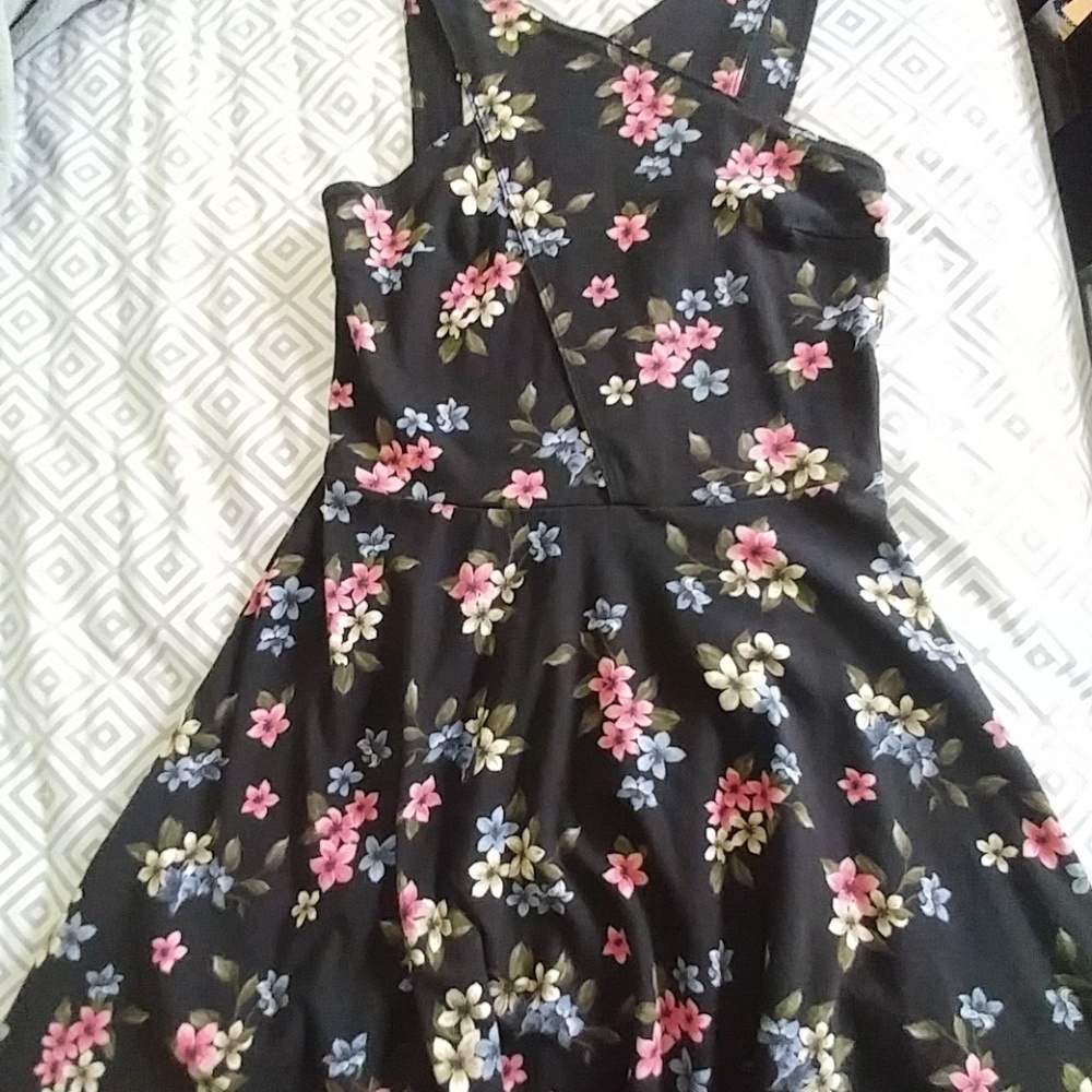 Floral hollister dress with criss cross neck
